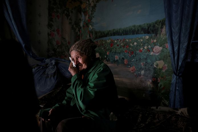 De 71-jarige Lyubov Vasilivna in haar geboortehuis in het dorpje Semenivka in de buurt van Avdiivka, dat ze omwille van haar economische situatie, haar leeftijd en haar dieren niet wil achterlaten.(28/3/2023)
