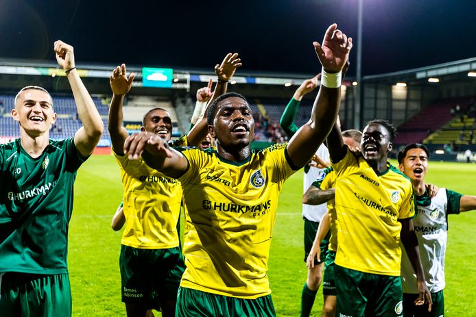 Toshio Lake viert feest na zijn droomdebuut voor Fortuna Sittard.