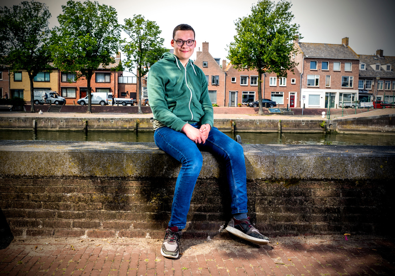 Julien Krijnen (18) uit Hellevoetsluis is eenzaam. Elke poging tot contact met mensen van zijn leeftijd mislukt uiteindelijk. Hij is ten einde raad.