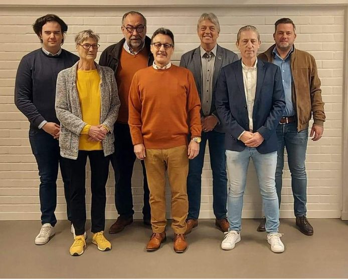 Het nieuw bestuur van N-VA Middelkerke. vlnr: Jamie Wittrock, Brigitte Bauwens, Marc Descheemaecker, Jan Gebbert, Patrick Meurice, Kurt Knockaert en Anthony Goethaels.