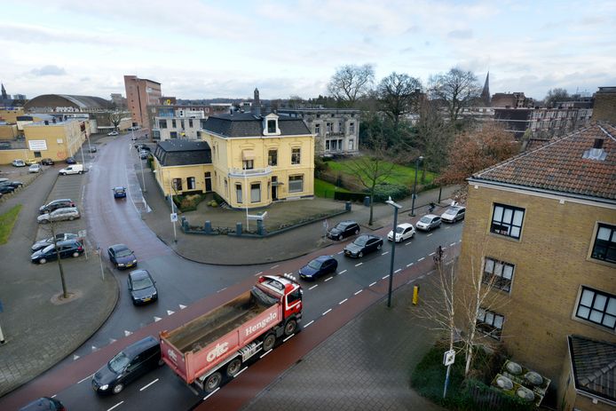 Het gele kantoor is van Hofsteenge Wesseling Notarissen, rechts er naast villa De Wiem (beoogde nieuwe locatie Tactus) en rechts op de voorgrond zit het Leger des Heils. Achter het notariskantoor zit Tactus met de crisisopvang en verderop in de Reiffeisenstraat zit Mediant GGZ.