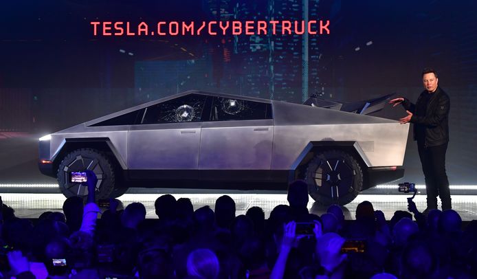 Elon Musk presenteert de elektrische pick-uptruck van Tesla: de Cybertruck. Ondanks de blunder met de onbreekbare ruiten die toch sneuvelden, lopen de bestellingen vlot binnen.