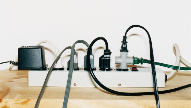 Hoeveel verbruikt een oplader of televisie die altijd in het stopcontact zit? 