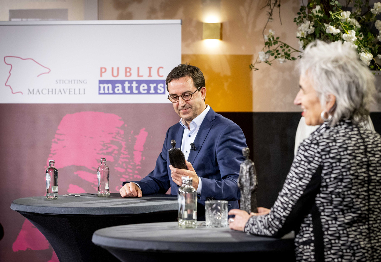  Diederik Gommers, voorzitter van de Nederlandse Vereniging voor Intensive Care (L), en Marion Koopmans, hoogleraar virologie, ontvangen de Machiavelliprijs. Zij kregen de prijs volgens Stichting Machiavelli vanwege hun niet aflatende inzet om de wetenschap over het coronavirus toegankelijk te maken voor een breed publiek. ANP SEM VAN DER WAL Beeld ANP