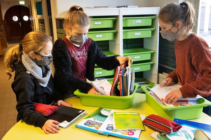 Bovenbouwleerlingen moeten op de gang een mondkapje op, zoals op basisschool Sint Jozef in Someren-Heide.