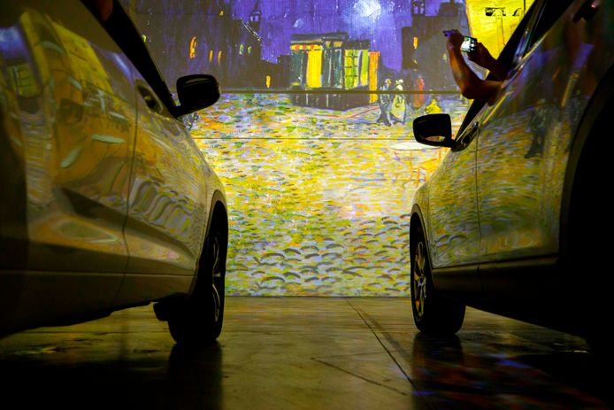 Bezoekers aan de interactieve tentoonstelling over de werken van Vincent van Gogh in Toronto (Canada) zitten in hun auto te genieten van fascinerende bewegende beelden.