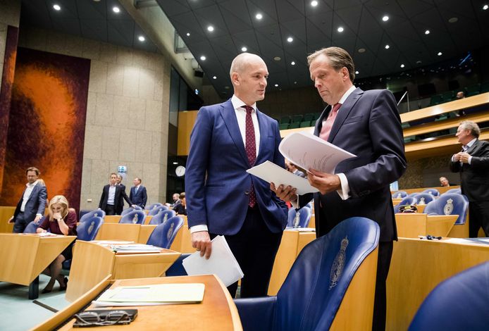 Gert-Jan Segers (ChristenUnie) en Alexander Pechtold (D66) tijdens de Algemene Politieke Beschouwingen.