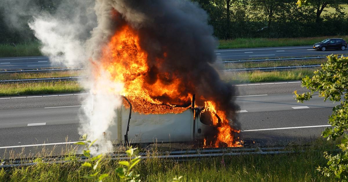 Vlammen slaan uit bakwagen op A58 in Bavel