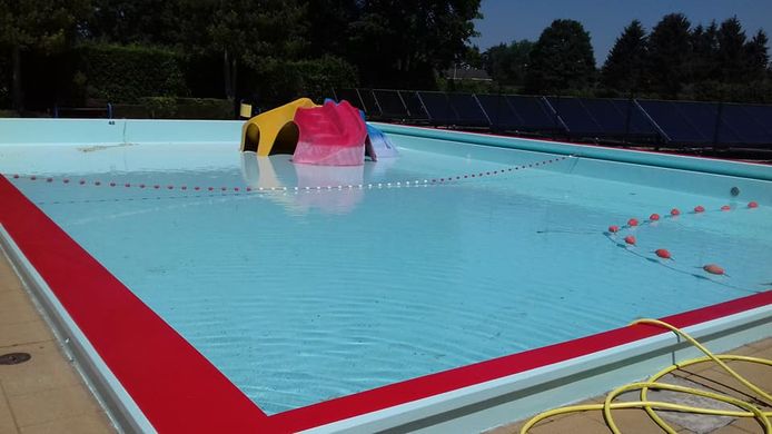 De baden zelf zijn klaar na een grondige opknapbeurt, maar blijven nu al een paar weken ongebruikt in mooi voorjaarsweer.