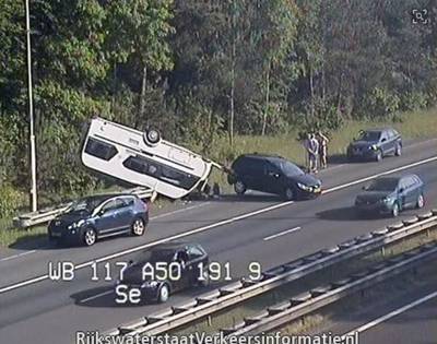 Caravan op de kop op A50 bij Hoenderloo