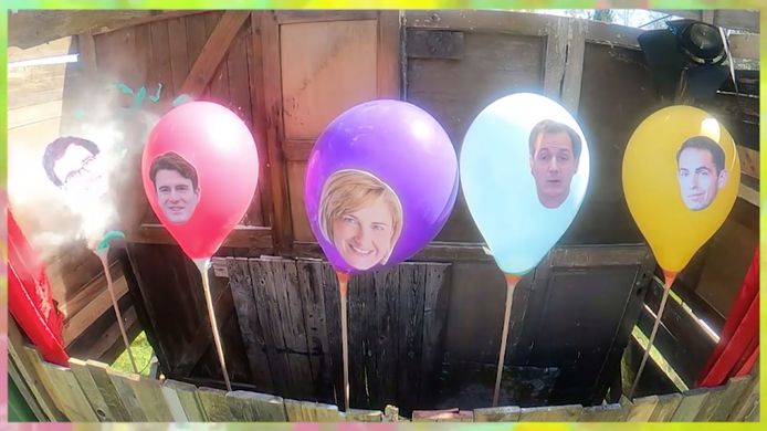 De ballonnen met politici waarop Weyts mocht schieten. Uiterst links spat de ballon met de afbeelding van Kristof Calvo erop uit elkaar.