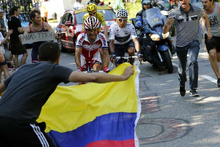 Een supporter van Quintana zwaait met een Colombiaanse vlag. Beeld afp