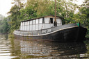 De kampeerboot Ome Jan, die ruim dertig slaapplaatsen bood, kreeg in 1957 een opbouw. ,,Een hele verbetering bij slecht weer", aldus pastoor Holtus. In 1987 werd de tjalk vervangen door de Ome Jan II.
