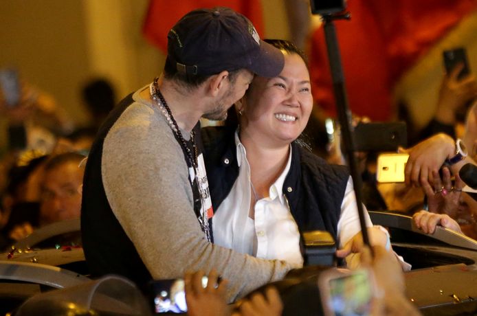 Keiko Fujimori omhelst haar man Mark Vito Villanella.