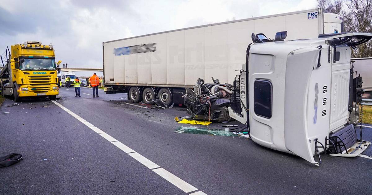 Vrachtwagen kantelt op A67: weg dicht tussen Liessel en Helden - Eindhovens Dagblad