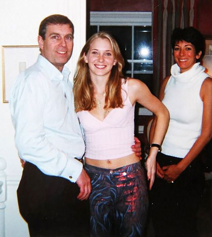 De bewuste foto van prins Andrew en Virginia Roberts (met vermeende Epstein-handlanger Ghislaine Maxwell), waarvan Molly beweert dat ze vervalst is.