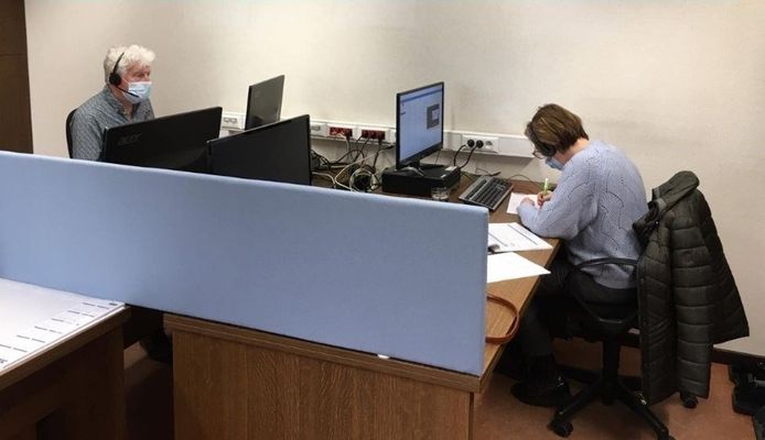 De advies- en hulplijn van de eerstelijnszone smelt samen met de helpdesk van het vaccinatiecentrum.