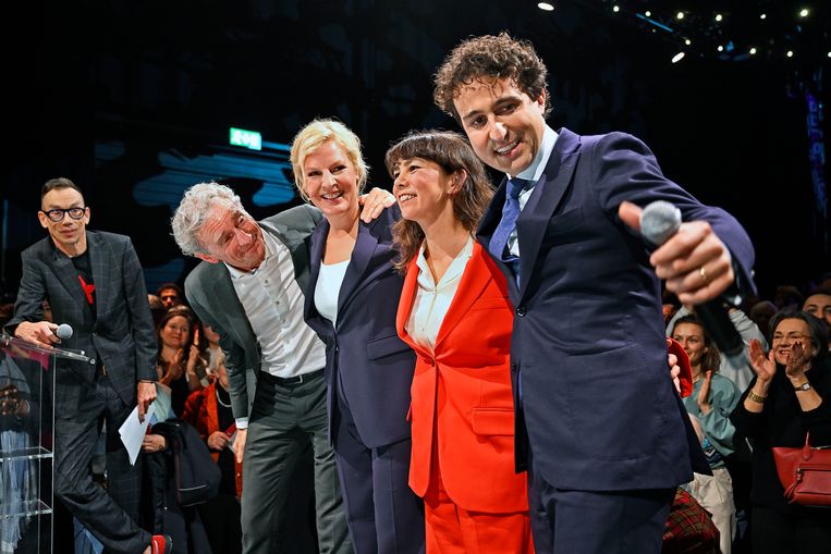 Paul Rosenmöller, Atje Kuiken, Mei Li Vos en Jesse Klaver vieren tijdens de congressen van de PvdA en GroenLinks in de Brabanthallen de samenwerking van beide linkse partijen bij de komende provinciale verkiezingen. Beeld Guus Dubbelman / de Volkskrant