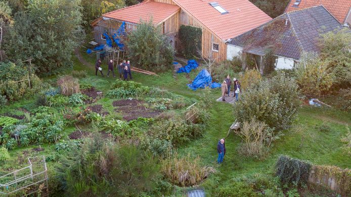 Leden van de rechtbank tijdens een bezoek aan de beruchte boerderij.