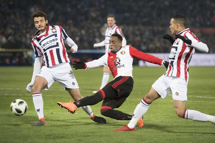 Ridgeciano Haps tussen twee Willem II'ers.