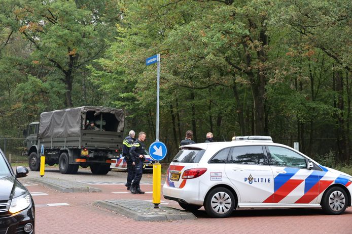 Politie bij de PI Vught, donderdagmiddag. Ook een legertruck is op deze foto te zien, maar of Defensie bij de actie betrokken is, is nog niet beken. Vlakbij de PI Vught zit ook een legerbasis.