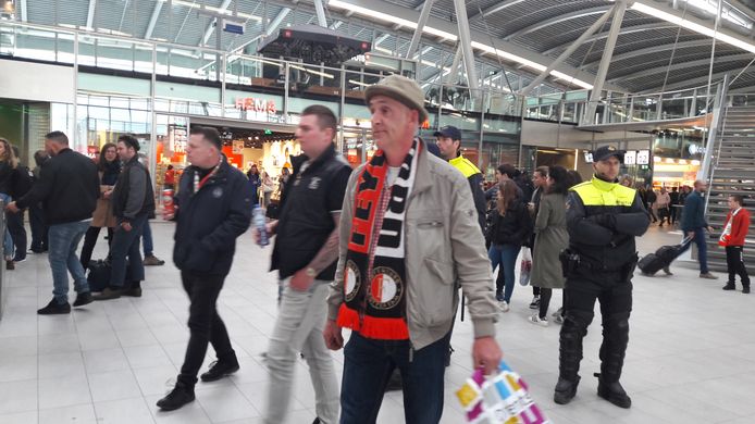 Teleurgestelde Feyenoordfans keren terug uit Rotterdam.