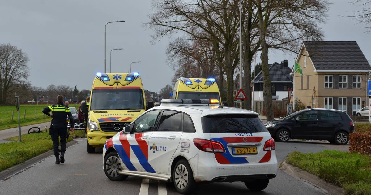 Twee gewonden bij frontale aanrijding auto en motor in Vorden.