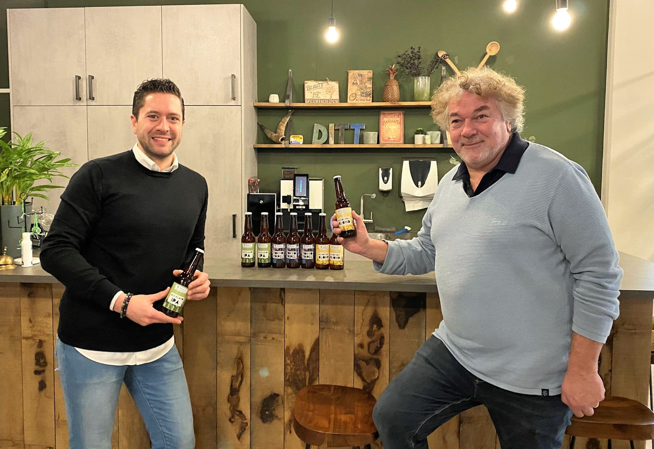 Tom en T.J. uit Duiven brouwen hun eigen bier ‘We moesten een omslag maken door corona’ Foto