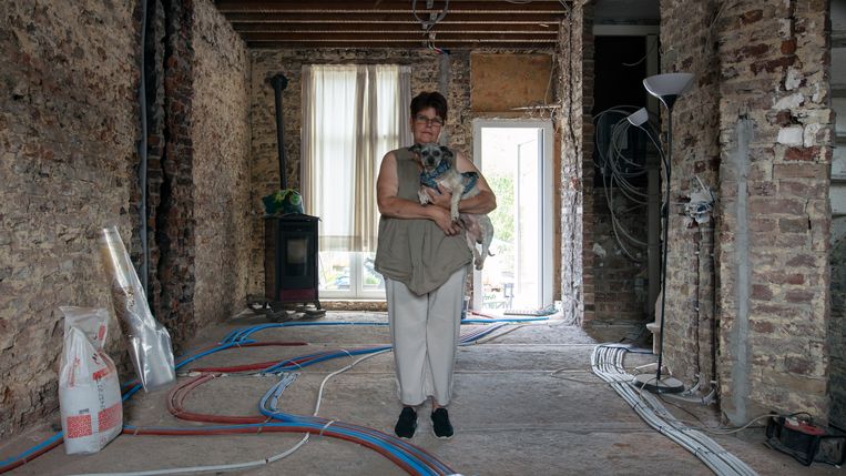 Chantal Defawes uit Trooz (La Brouck) met haar hondje Gismo in wat ooit weer haar woonkamer moet worden.  Beeld HJ Hunter