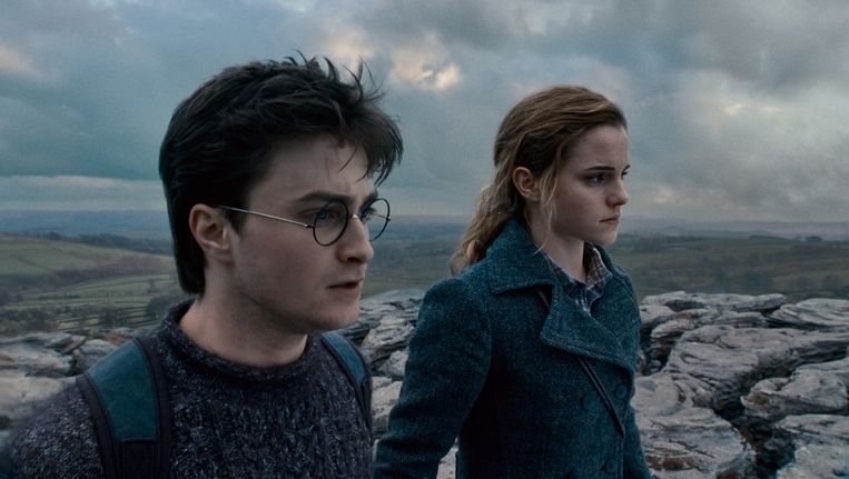 Daniel Radcliffe en Emma Watson in The Deathly Hallows: Part 1 Beeld  