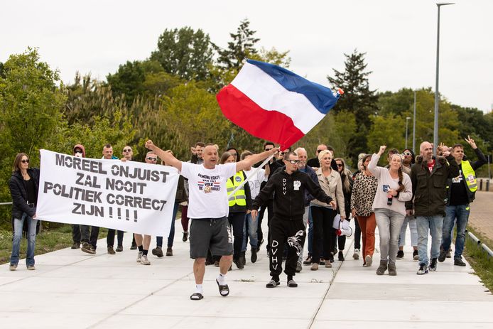Een eerdere demonstratie in Hilversum  van Demonstratie van het Volk. De groep was klein, de bijeenkomst verliep rustig.