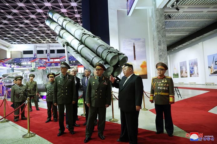 Kim Jong-un nam Shoigu eind juli mee naar een tentoonstelling over wapens en militaire uitrusting, waar ook ballistische raketten te zien waren die door de Verenigde Naties zijn verboden.