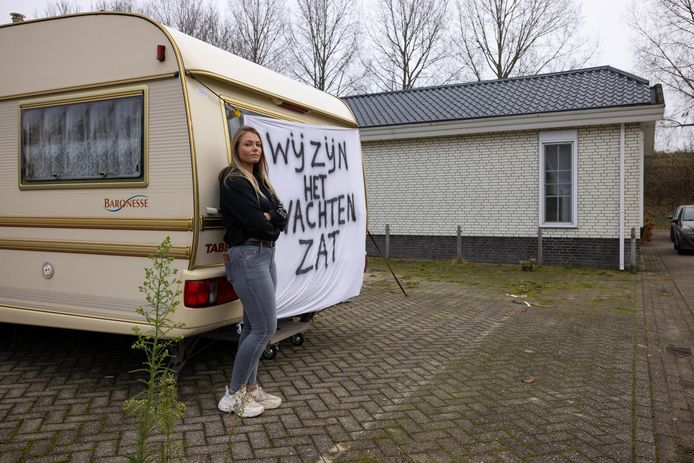 Melanie Duister houdt een kraakactie op het woonwagenkamp in Heesbeen. Ze heeft op één van de lege plekken een caravan gezet.