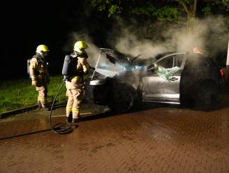 Vuur verwoest auto in Arnhem; vermoedelijk in brand gestoken