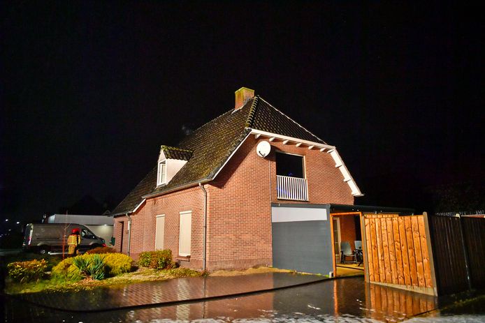 Op de eerste verdieping van een vrijstaande villa in Duizel heeft dinsdagavond een brand gewoed.