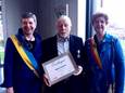 Gemeenteraadsvoorzitter Greet Dekkers, ereburger Walter Driesen en burgemeester Marleen Peeters
