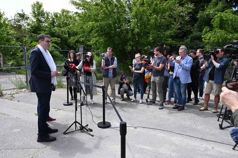 Il sindaco Girgili Karacsonne tiene una conferenza stampa sui nomi delle nuove strade.  Statua di Attila Kispendek / AFP