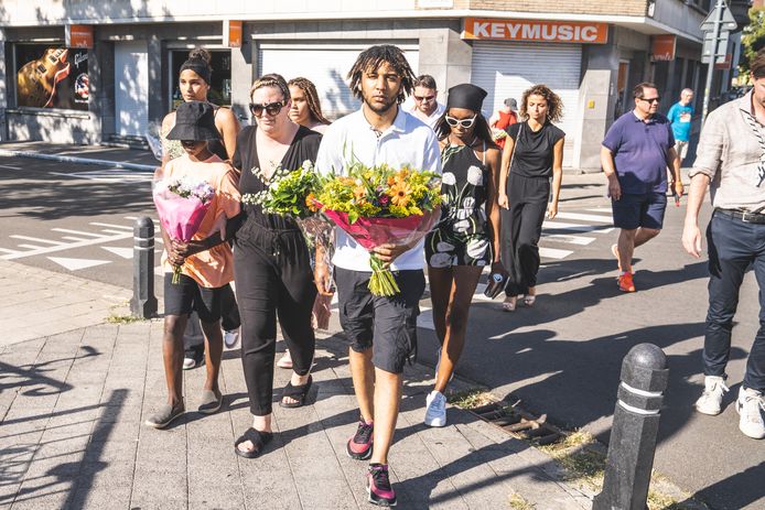 De zonen van Hakim, met tussen hen in zijn ex-vrouw, komen bloemen leggen