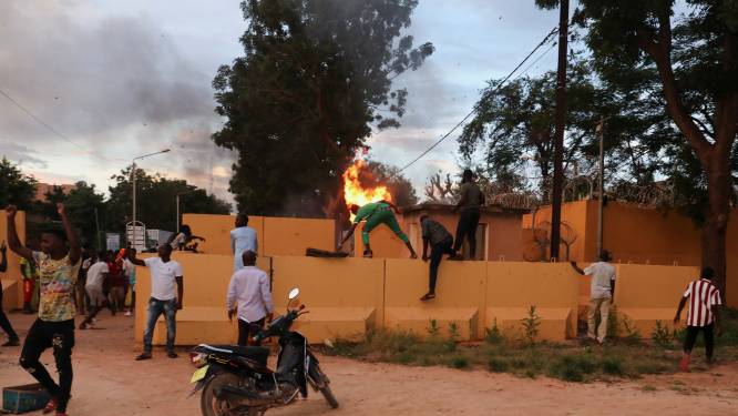 Brand en schoten bij Franse ambassade in Burkina Faso, afgezette juntaleider roept militairen op om "tot rede te komen"
