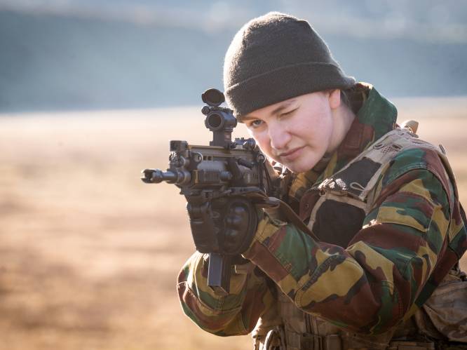 Tussen haar lessen in Oxford door: prinses Elisabeth leert op Koninklijke Militaire School met nieuw wapen vuren