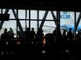 Reizigers bij een gate op Schiphol.