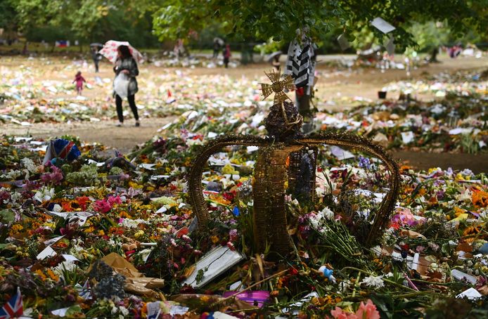 Vrijwilligers halen bloemen voor de Queen weg uit Londense parken.