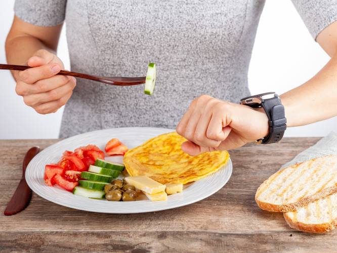 16 uur niets eten, of twee dagen per week héél weinig: hoe (on)gezond is intermittent fasting?