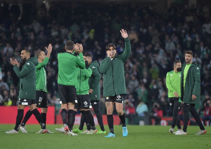 Spelers van Real Betis bedanken de supporters.