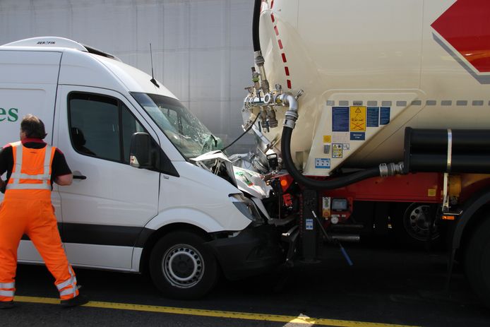 Een kettingbotsing zorgt momenteel voor chaos op de A1 bij Enter (knooppunt Azelo).