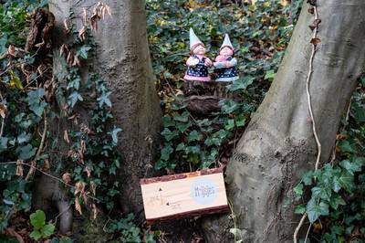 IJs etende kabouters wijzen wandelaars de route naar M’ijsjes