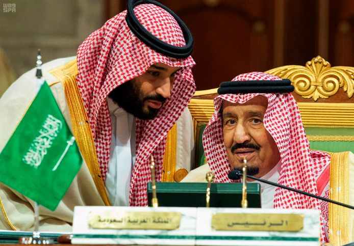 Kroonprins Mohammed bin Salman (L) en koning Salman (R).