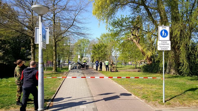 Bij de Piet Peelenburg in Osdorp hengelde een magneetvisser een ontsteking van een explosief naar boven. Beeld -