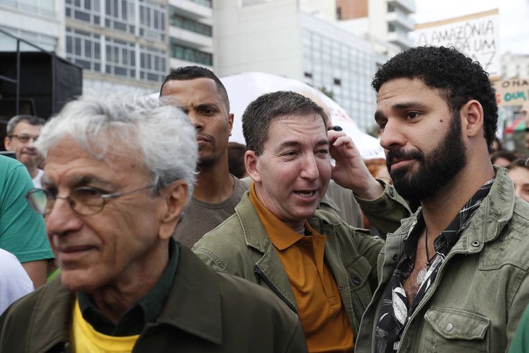Glenn Greenwald met echtgenoot David Miranda (r) tijdens een protestmars tegen de vernietiging van het Amazone regenwoud, in augustus. Beeld EPA