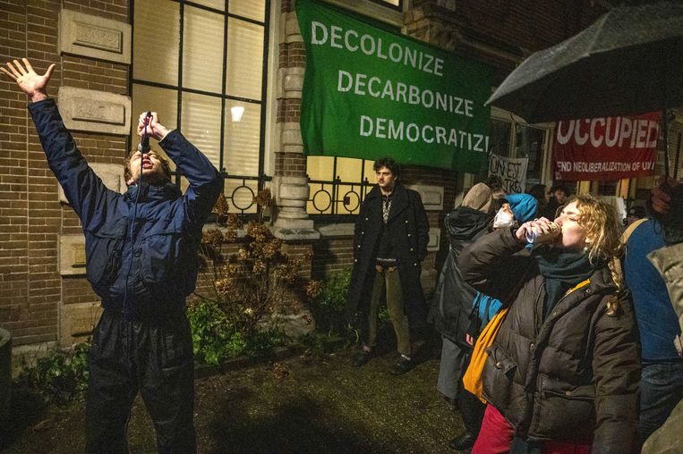 Drie weken geleden bezetten actievoerders het Binnengasthuis van de UvA, omdat ze wilden dat de universiteit zijn banden met Shell verbreekt. Beeld ANP